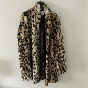 Anthropologie- Velvet by graham and Spencer faux leopard fur coat. Size L.